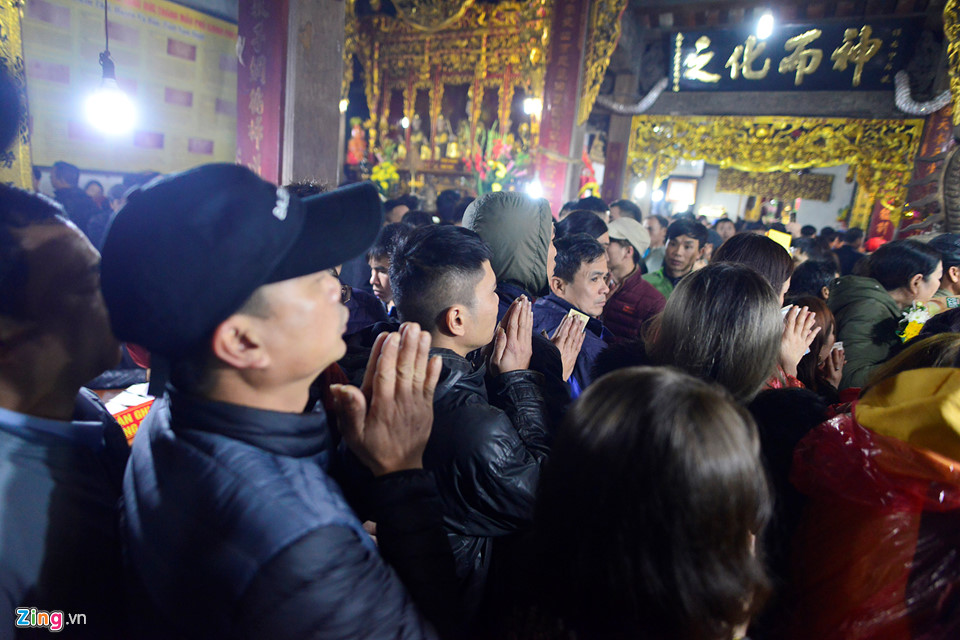 Chen chúc đi lễ phủ Dầy lúc nửa đêm