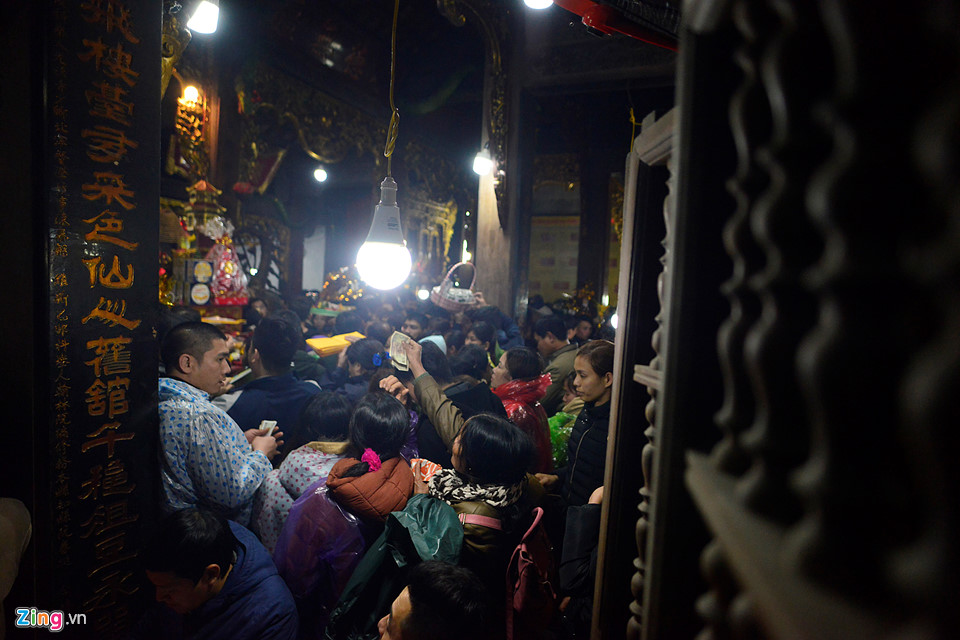 Chen chúc đi lễ phủ Dầy lúc nửa đêm