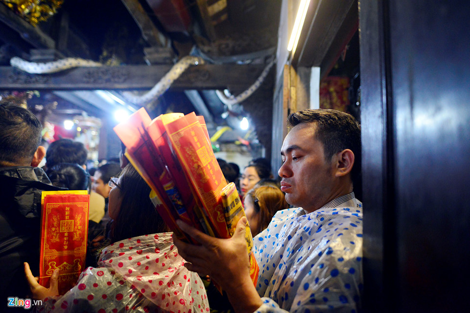 Chen chúc đi lễ phủ Dầy lúc nửa đêm