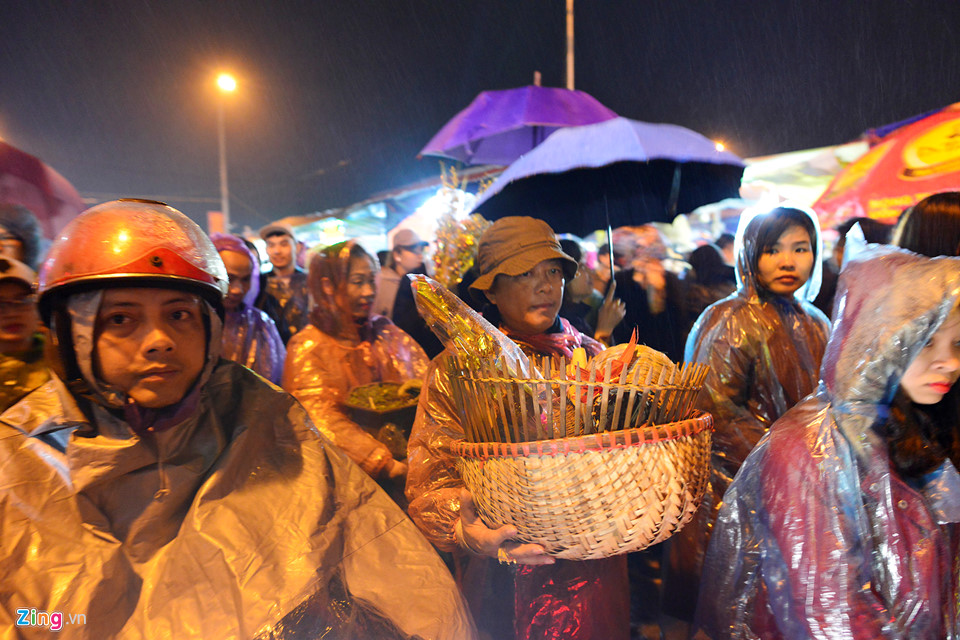 Chen chúc đi lễ phủ Dầy lúc nửa đêm