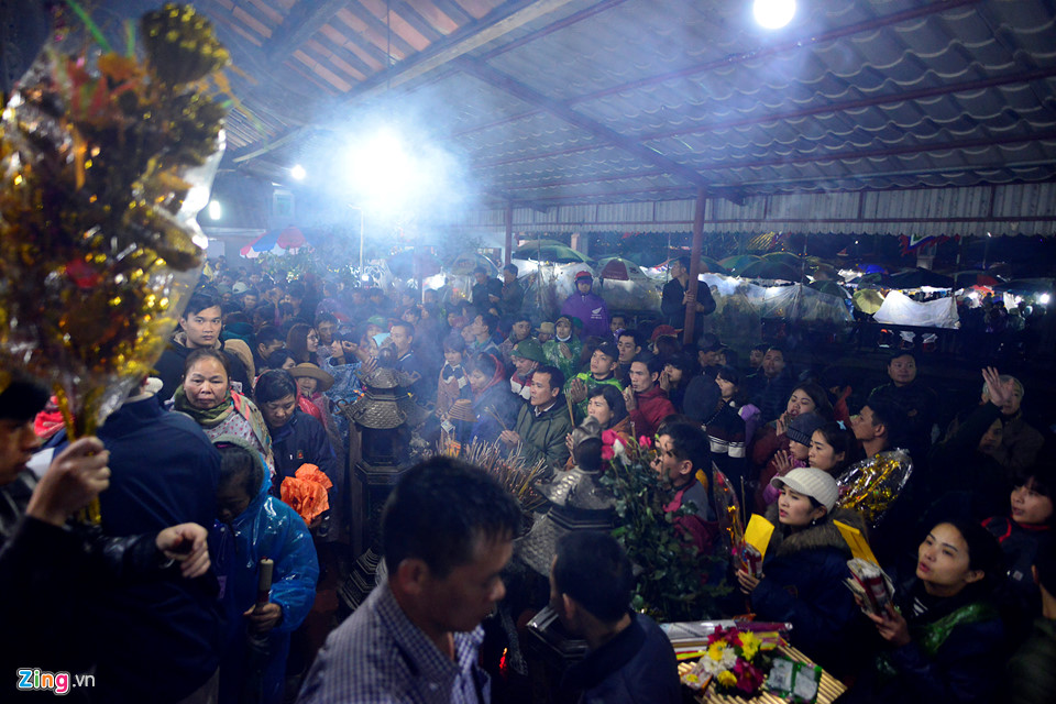 Chen chúc đi lễ phủ Dầy lúc nửa đêm