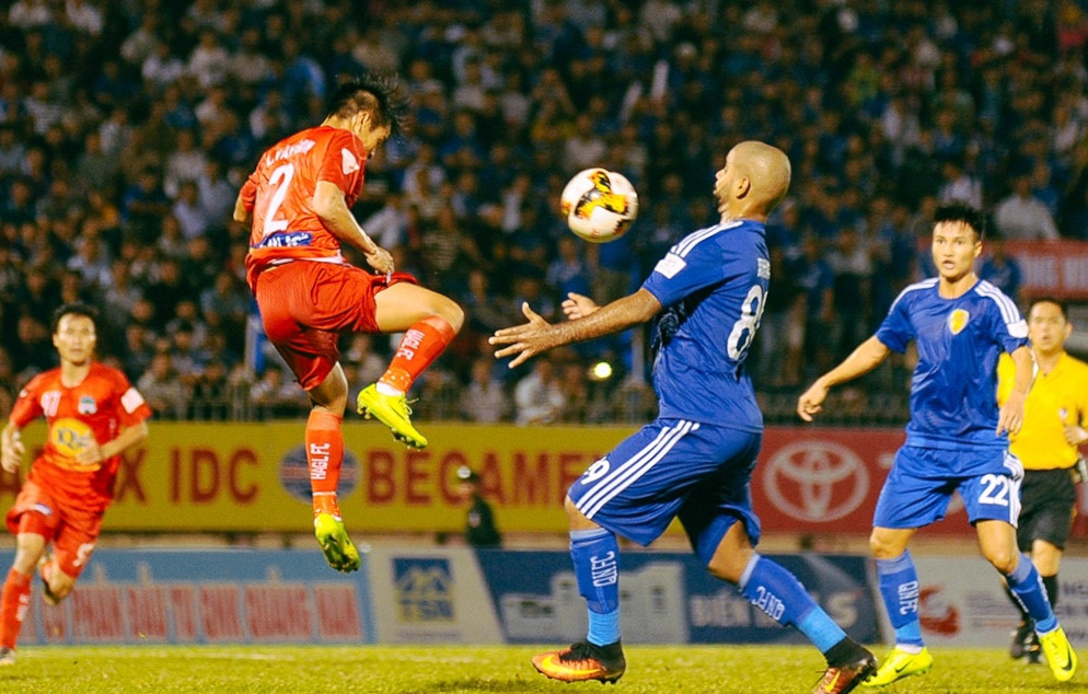 Đi đêm săn ngoại binh ở V-League: Lôi nhau đến toà FIFA?