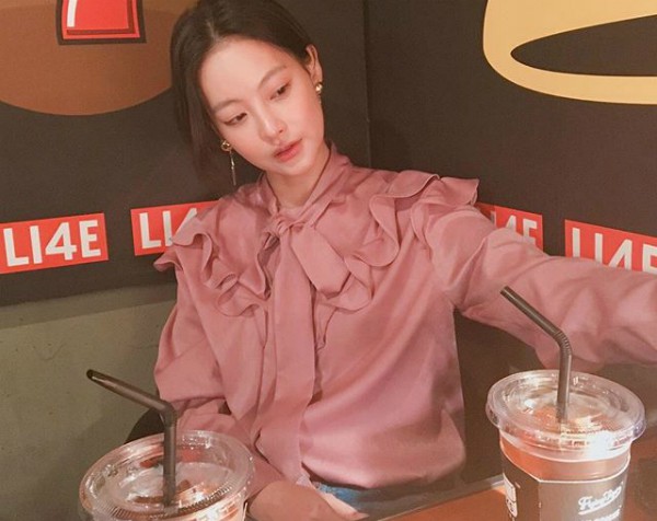 Tưởng là sến nhưng kiểu áo bèo nhún này lại được loạt sao Hàn đồng loạt lăng xê, và dự và sẽ rất hot trong thời gian tới