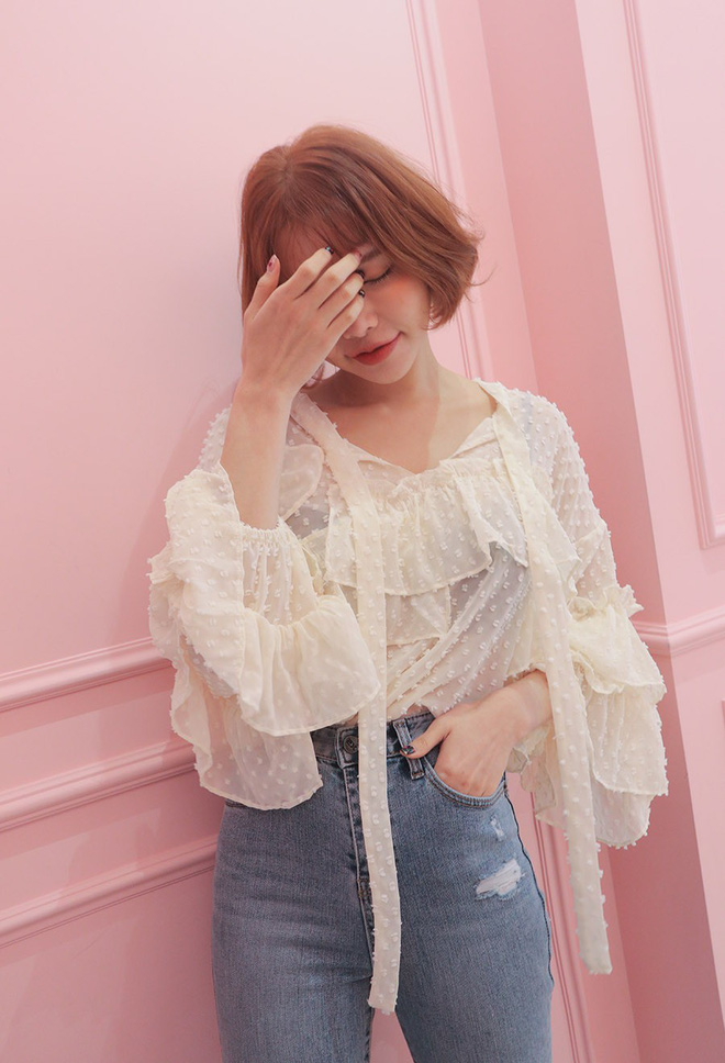 Tưởng là sến nhưng kiểu áo bèo nhún này lại được loạt sao Hàn đồng loạt lăng xê, và dự và sẽ rất hot trong thời gian tới Tưởng là sến nhưng kiểu áo bèo nhún này lại được loạt sao Hàn đồng loạt lăng xê, và dự và sẽ rất hot trong thời gian tới
