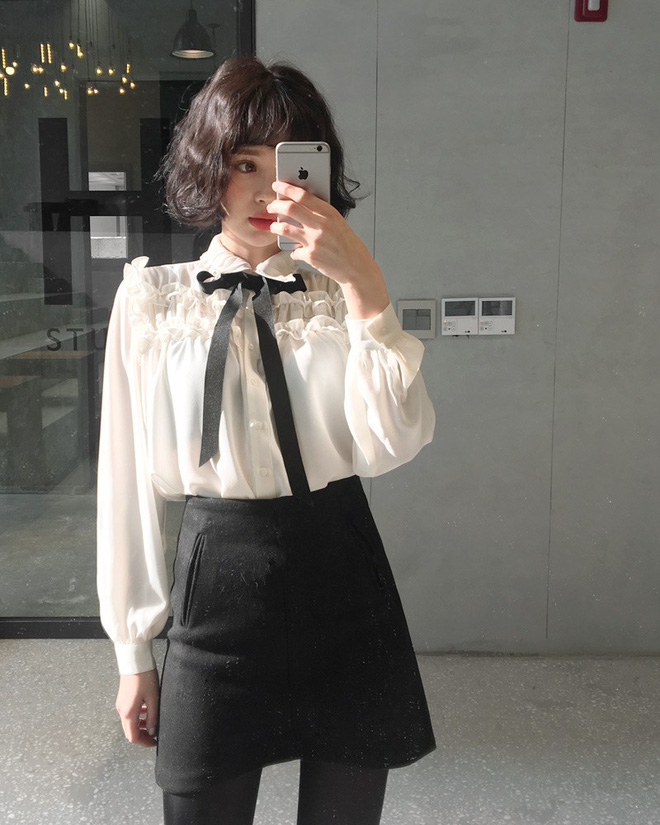 Tưởng là sến nhưng kiểu áo bèo nhún này lại được loạt sao Hàn đồng loạt lăng xê, và dự và sẽ rất hot trong thời gian tới Tưởng là sến nhưng kiểu áo bèo nhún này lại được loạt sao Hàn đồng loạt lăng xê, và dự và sẽ rất hot trong thời gian tới