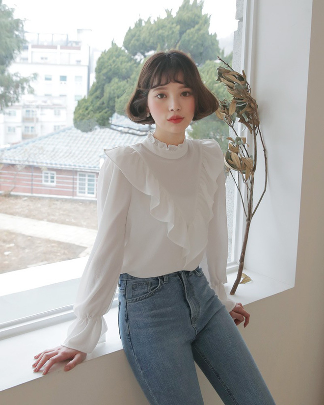 Tưởng là sến nhưng kiểu áo bèo nhún này lại được loạt sao Hàn đồng loạt lăng xê, và dự và sẽ rất hot trong thời gian tới Tưởng là sến nhưng kiểu áo bèo nhún này lại được loạt sao Hàn đồng loạt lăng xê, và dự và sẽ rất hot trong thời gian tới