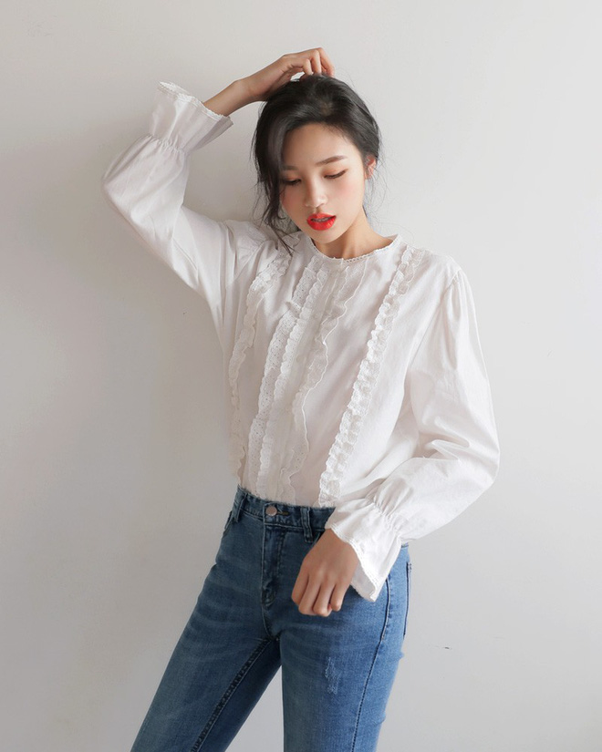 Tưởng là sến nhưng kiểu áo bèo nhún này lại được loạt sao Hàn đồng loạt lăng xê, và dự và sẽ rất hot trong thời gian tới Tưởng là sến nhưng kiểu áo bèo nhún này lại được loạt sao Hàn đồng loạt lăng xê, và dự và sẽ rất hot trong thời gian tới