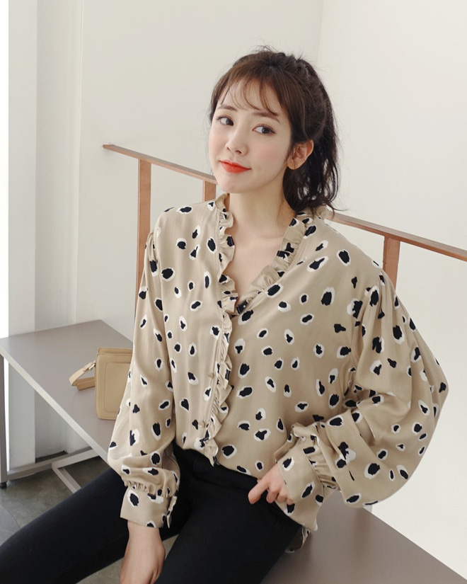 Tưởng là sến nhưng kiểu áo bèo nhún này lại được loạt sao Hàn đồng loạt lăng xê, và dự và sẽ rất hot trong thời gian tới Tưởng là sến nhưng kiểu áo bèo nhún này lại được loạt sao Hàn đồng loạt lăng xê, và dự và sẽ rất hot trong thời gian tới