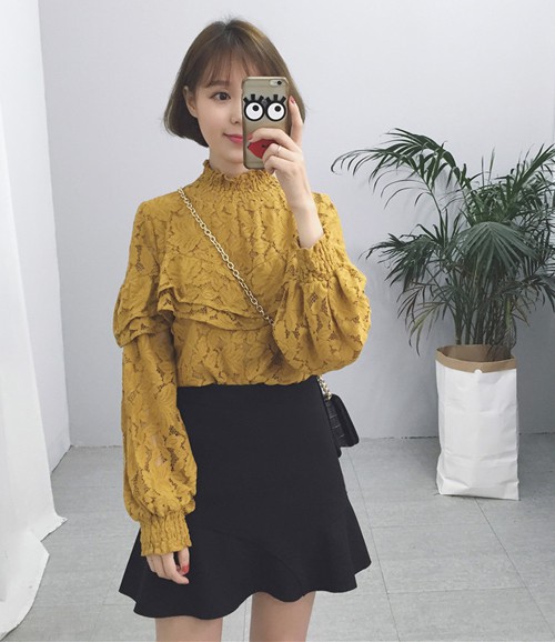 Tưởng là sến nhưng kiểu áo bèo nhún này lại được loạt sao Hàn đồng loạt lăng xê, và dự và sẽ rất hot trong thời gian tới Tưởng là sến nhưng kiểu áo bèo nhún này lại được loạt sao Hàn đồng loạt lăng xê, và dự và sẽ rất hot trong thời gian tới