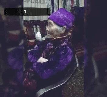 Thần thái siêu đáng yêu của bà ngoại vừa xem phim vừa ngủ gật