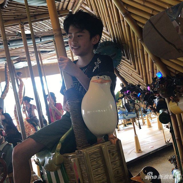 Quý tử nhà Tạ Đình Phong - Trương Bá Chi càng lớn càng đẹp trai và giống bố như đúc