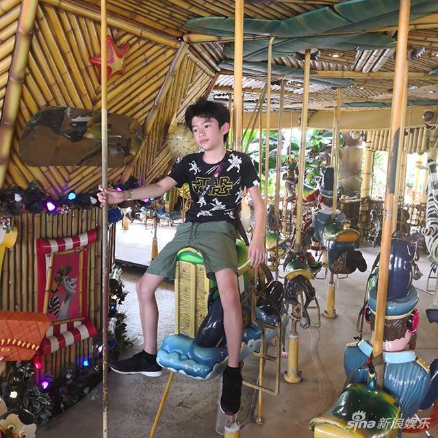 Quý tử nhà Tạ Đình Phong - Trương Bá Chi càng lớn càng đẹp trai và giống bố như đúc