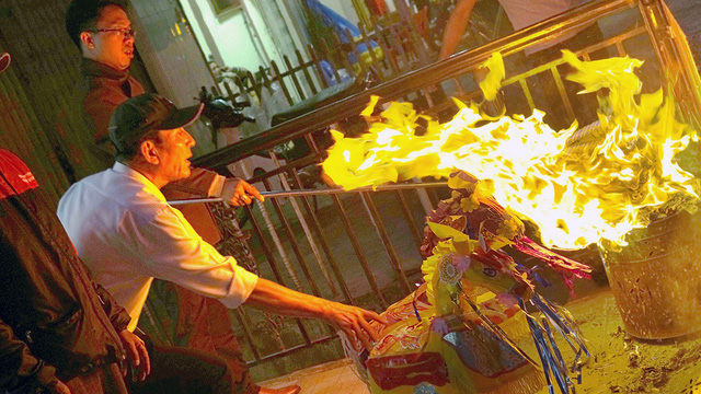 Ông bà tổ tiên không nhận được gì khi chúng ta đốt vàng mã