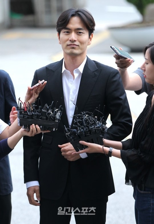 Lee Jin Wook: Điển trai, may mắn hẹn hò toàn chị đại quyền lực và kết cục bị chính bạn gái kiện vì tội cưỡng dâm - 25 Lee Jin Wook: Điển trai, may mắn hẹn hò toàn chị đại quyền lực và kết cục bị chính bạn gái kiện vì tội cưỡng dâm - 25