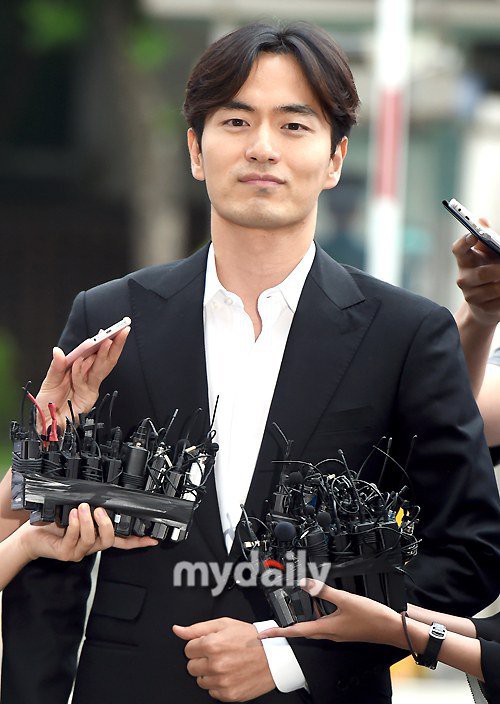 Lee Jin Wook: Điển trai, may mắn hẹn hò toàn chị đại quyền lực và kết cục bị chính bạn gái kiện vì tội cưỡng dâm - 26 Lee Jin Wook: Điển trai, may mắn hẹn hò toàn chị đại quyền lực và kết cục bị chính bạn gái kiện vì tội cưỡng dâm - 26