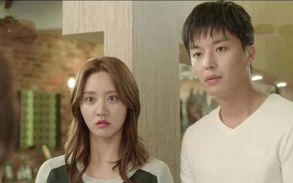 Người đàn ông lên nhận chức tân giám đốc khiến tôi tái mặt đánh rơi cả micro