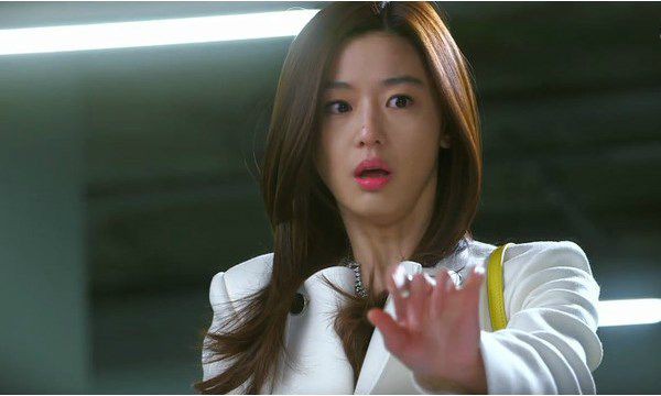 Người đàn ông lên nhận chức tân giám đốc khiến tôi tái mặt đánh rơi cả micro