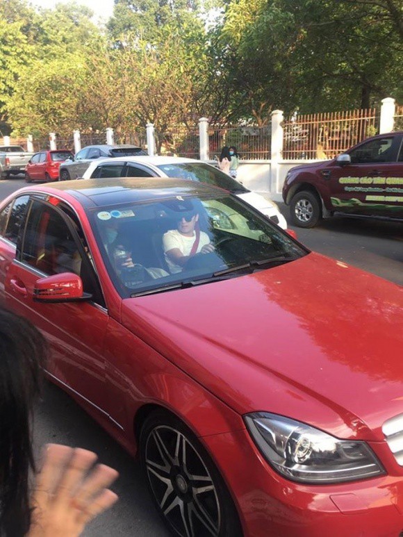 Nhã Phương bịt khẩu trang kín mít, tránh né khi bị bắt gặp xuất hiện cùng Trường Giang