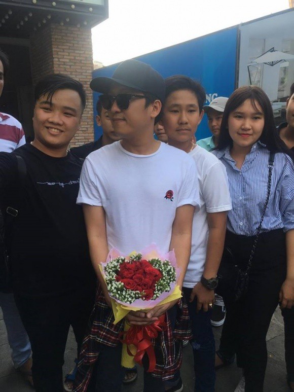 Nhã Phương bịt khẩu trang kín mít, tránh né khi bị bắt gặp xuất hiện cùng Trường Giang