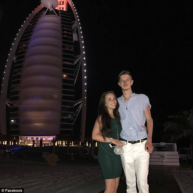 Cô gái bị bắt rời khỏi máy bay vì đau bụng kinh