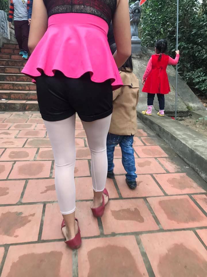 Tá hỏa vì thời trang đi lễ đầu năm không giống ai của mẹ bỉm sữa Tá hỏa vì thời trang đi lễ đầu năm không giống ai của mẹ bỉm sữa