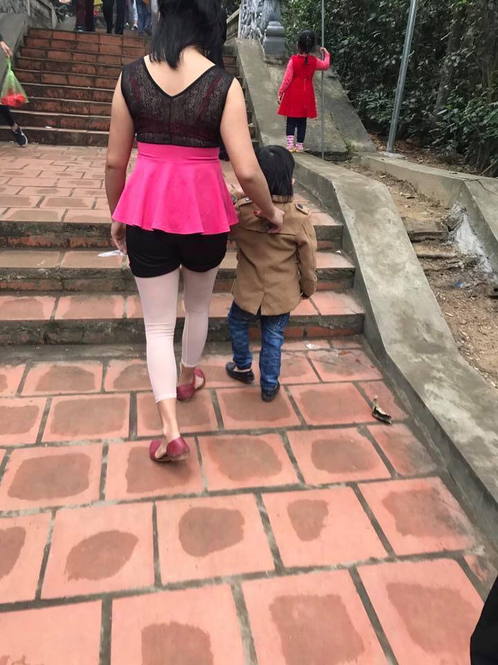 Tá hỏa vì thời trang đi lễ đầu năm không giống ai của mẹ bỉm sữa Tá hỏa vì thời trang đi lễ đầu năm không giống ai của mẹ bỉm sữa
