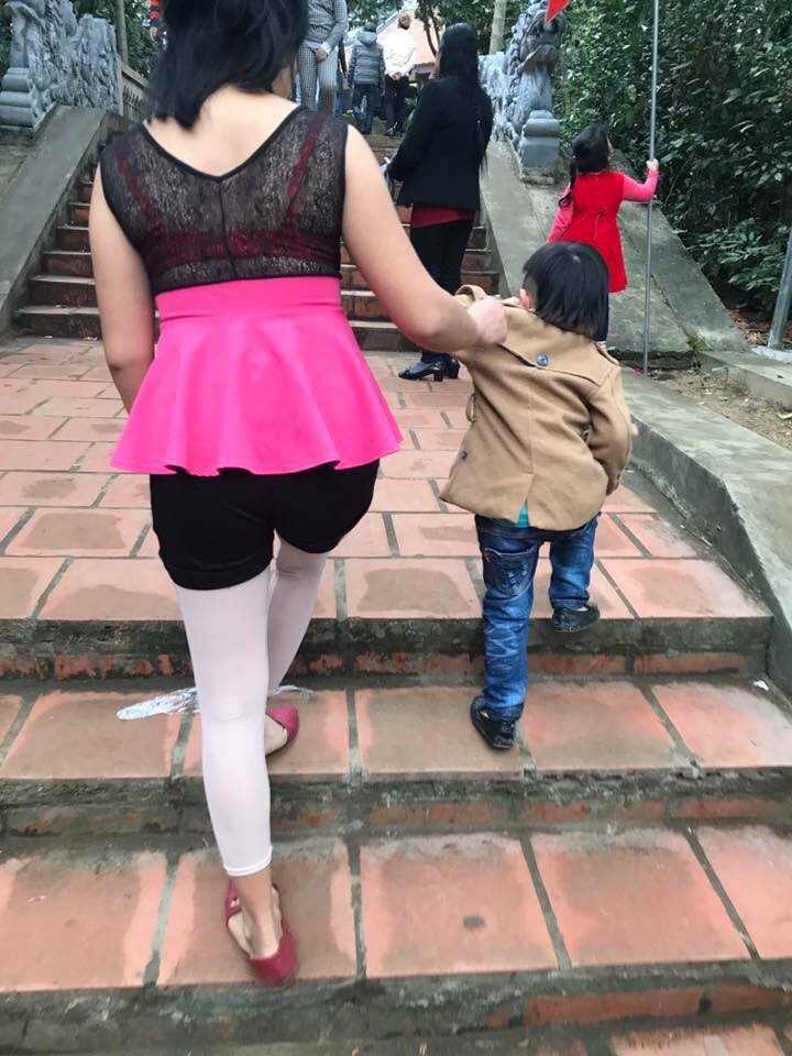 Tá hỏa vì thời trang đi lễ đầu năm không giống ai của mẹ bỉm sữa Tá hỏa vì thời trang đi lễ đầu năm không giống ai của mẹ bỉm sữa