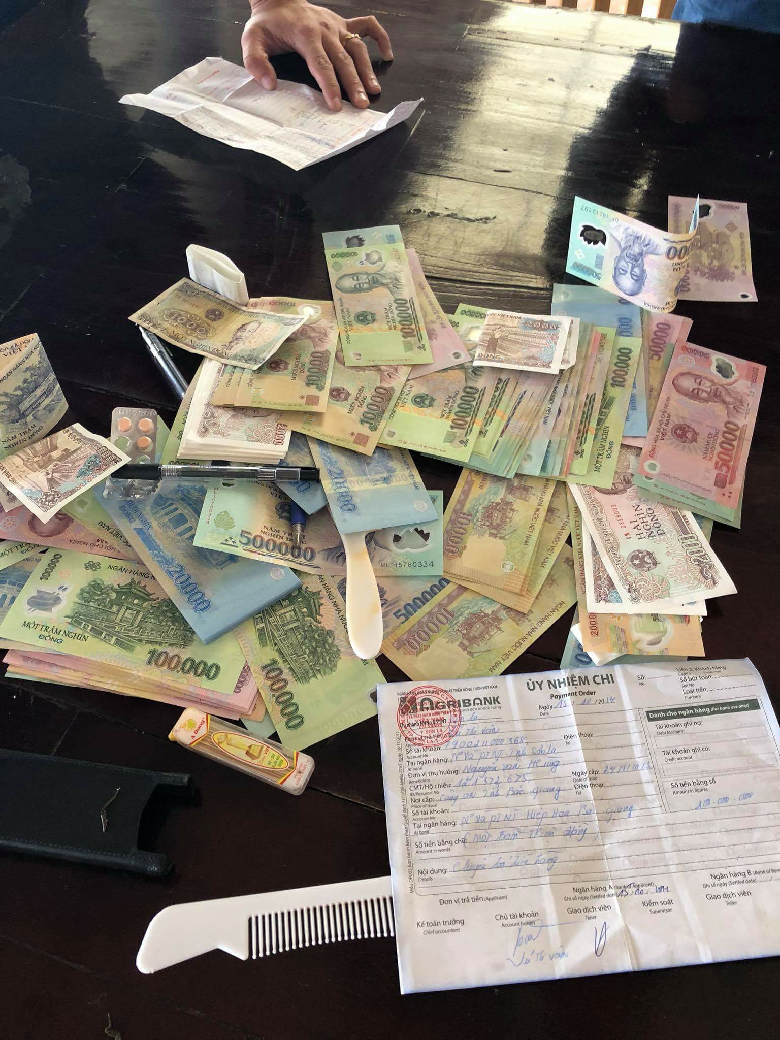 Cô gái trẻ tìm kiếm vị khách bỏ quên túi xách chứa 2 chiếc Vertu cùng gần 50 triệu đồng tiền mặt tại quán ăn