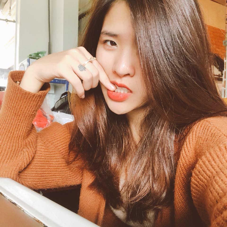 Cô gái trẻ tìm kiếm vị khách bỏ quên túi xách chứa 2 chiếc Vertu cùng gần 50 triệu đồng tiền mặt tại quán ăn