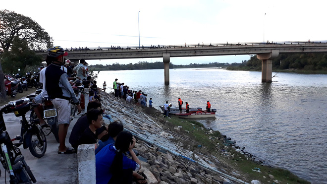 Nam thanh niên 20 tuổi nhảy cầu Đạo Long tự tử