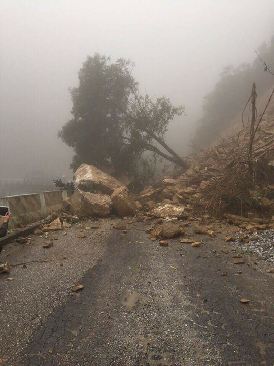 Tê liệt tuyến giao thông huyết mạch nối Việt Nam-Lào vì sạt lở đất, đá
