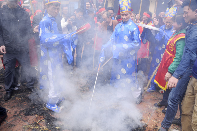 Hà Nội: Độc đáo cả làng đốt rơm thổi cơm giữa trưa Hà Nội: Độc đáo cả làng đốt rơm thổi cơm giữa trưa