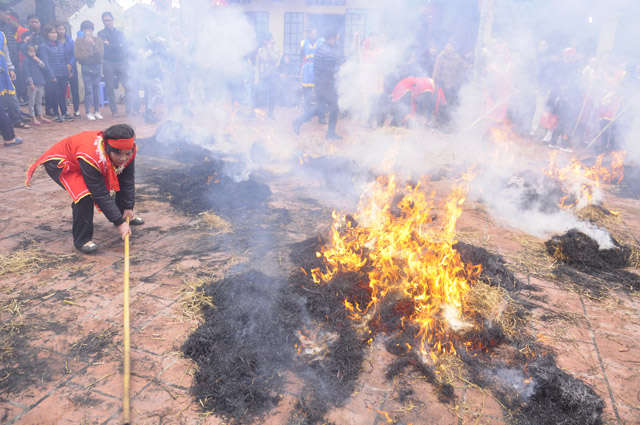 Hà Nội: Độc đáo cả làng đốt rơm thổi cơm giữa trưa