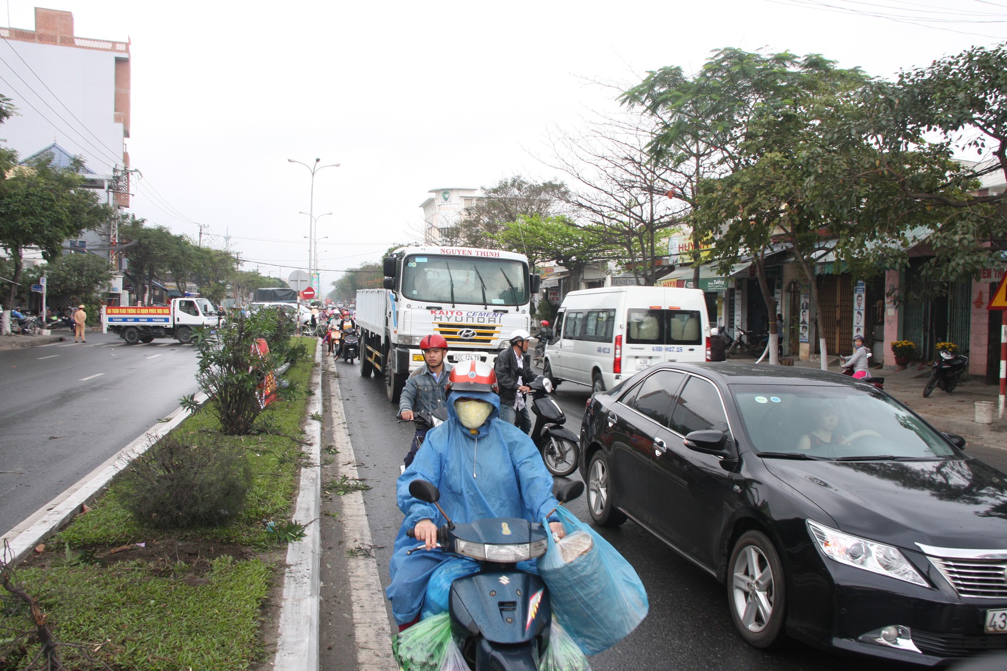 Đà Nẵng: Xe tải chở hàng tấn dưa hấu bị lật, người dân thu gom giúp tài xế