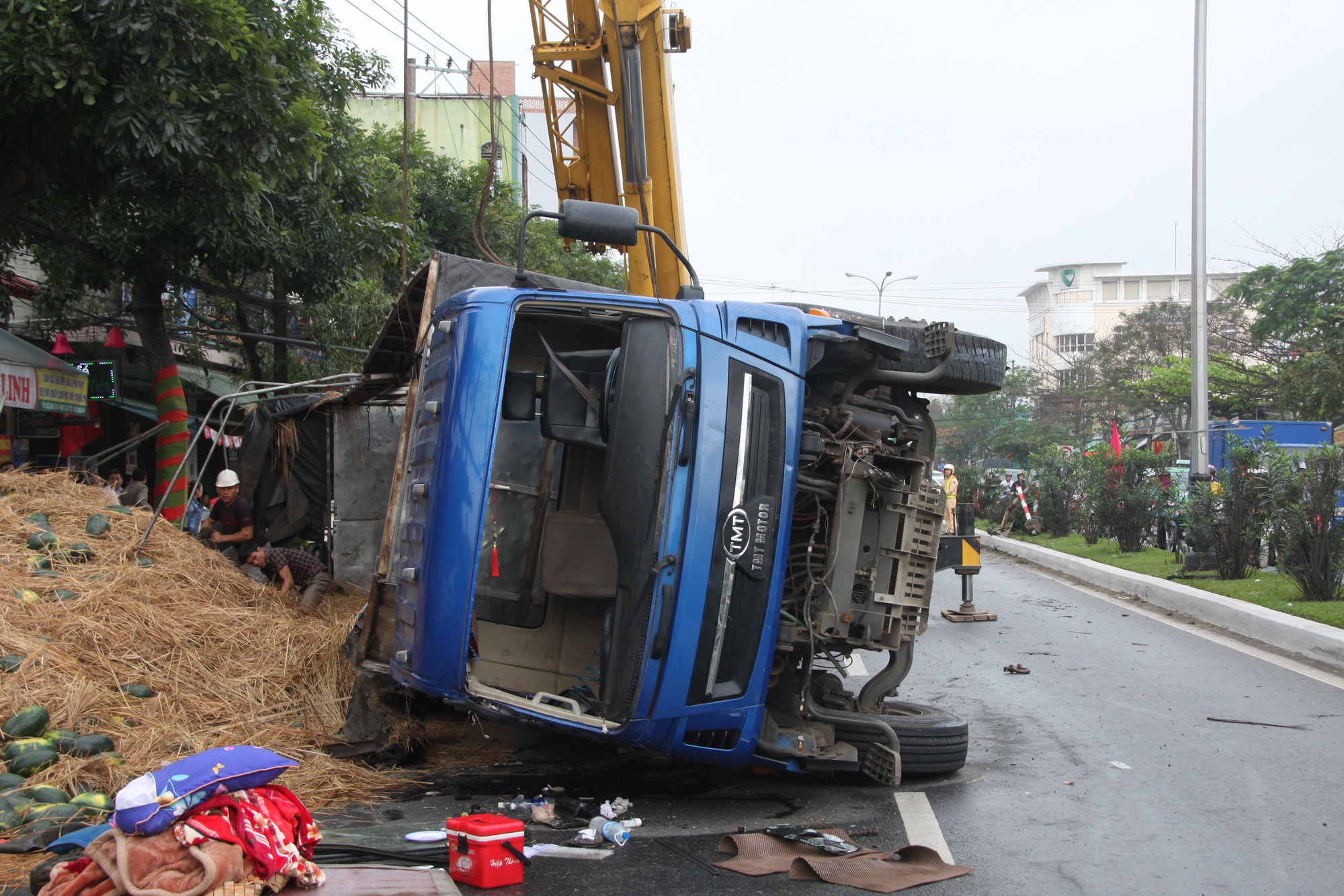 Đà Nẵng: Xe tải chở hàng tấn dưa hấu bị lật, người dân thu gom giúp tài xế