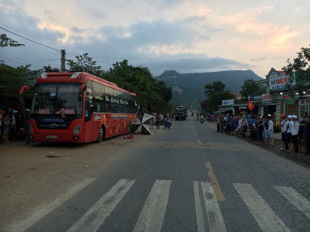 Xe khách tông 2 mẹ con bán hàng rong thương vong ở Quảng Nam