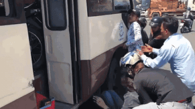 Clip: Ám ảnh ánh mắt của cô gái bị kẹt dưới gầm xe khách trong lúc hàng chục người cố gắng giải cứu