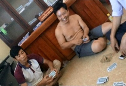 Phó bí thư xã và nhiều cán bộ mất chức vì đánh bạc
