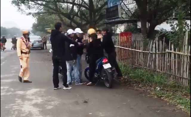 Nhóm thanh niên dàn hàng ngang, đánh võng thách thức CSGT