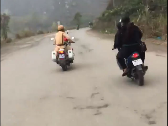 Nhóm thanh niên dàn hàng ngang, đánh võng thách thức CSGT