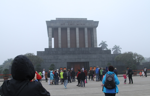 Người dân đổ về thăm quan Lăng Bác ngày cuối tuần sau Tết