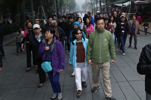 Người dân đổ về thăm quan Lăng Bác ngày cuối tuần sau Tết