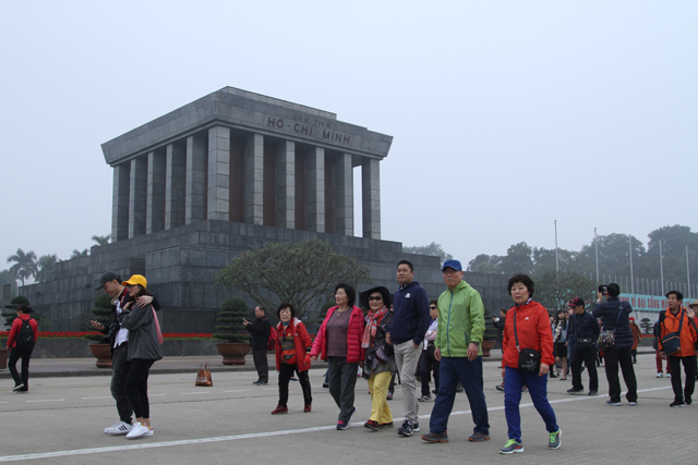 Người dân đổ về thăm quan Lăng Bác ngày cuối tuần sau Tết