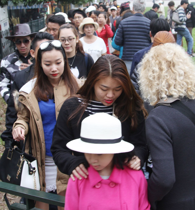 Người dân đổ về thăm quan Lăng Bác ngày cuối tuần sau Tết