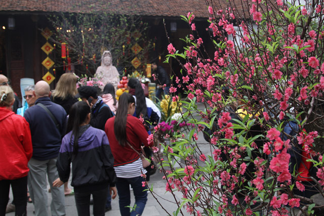 Người dân đổ về thăm quan Lăng Bác ngày cuối tuần sau Tết