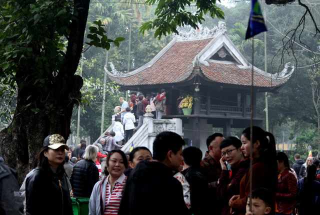 Người dân đổ về thăm quan Lăng Bác ngày cuối tuần sau Tết