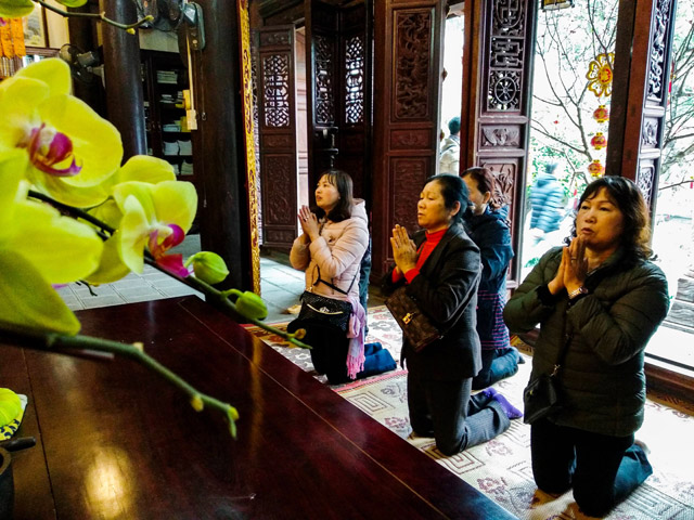 Người dân đổ về thăm quan Lăng Bác ngày cuối tuần sau Tết