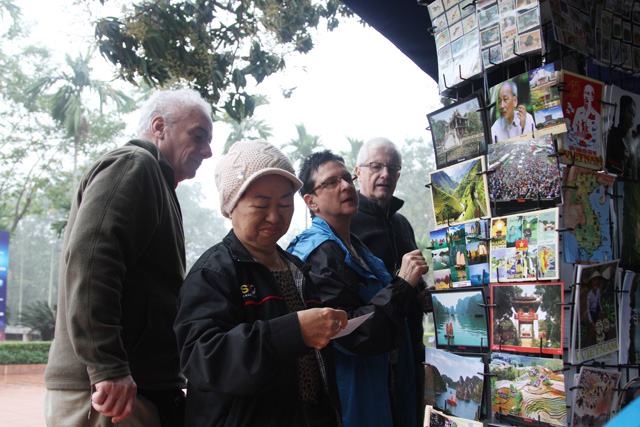 Người dân đổ về thăm quan Lăng Bác ngày cuối tuần sau Tết