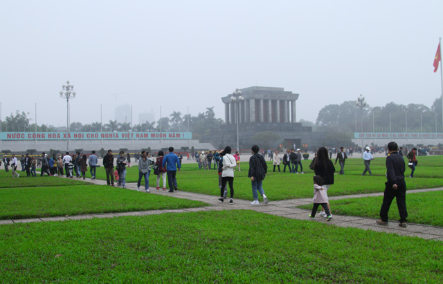 Người dân đổ về thăm quan Lăng Bác ngày cuối tuần sau Tết
