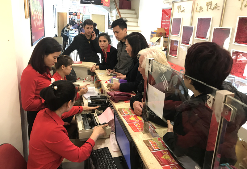 Dồn nhau đi mua vàng sớm: Lấy vía Thần tài trước ngày vì sợ ùn tắc